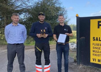 Kim Winther fra BDO Hjørring og erhvervsrådgiver Christoffer Povlsen ses her flankere entreprenør Peter Johansen. Foto: Privat.