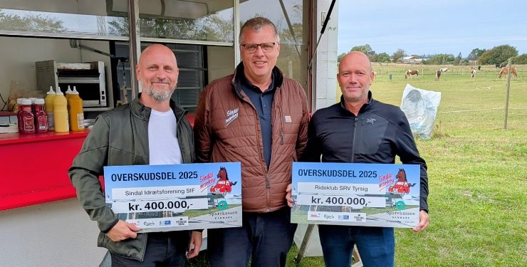 Sindal Idrætsforening ved Martin Jørgensen og Rideklubben SRV Tyrsig ved Dennis Havsager modtager hver 400.000 af Markedsudvalget ved Lars Skoven Kristensen.