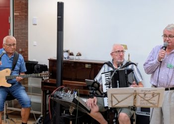 Formanden for Dame- og Herreklubben Willy Schneider byder velkommen til en hyggelig sangeftermiddag.