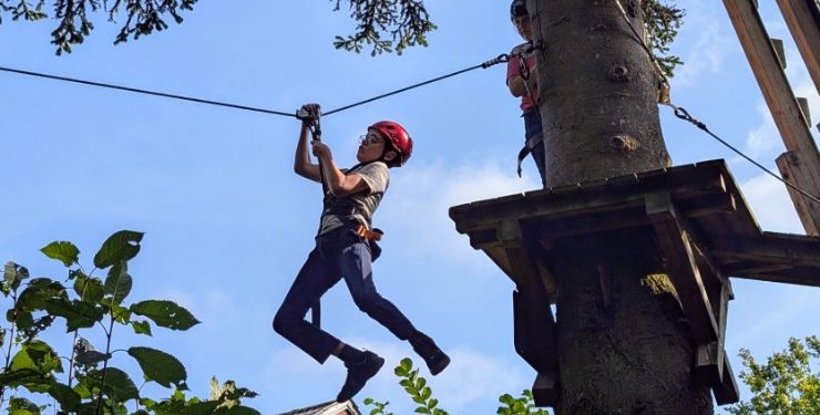 Victor på 12 år var ikke bange for klatreparkens udfordringer.