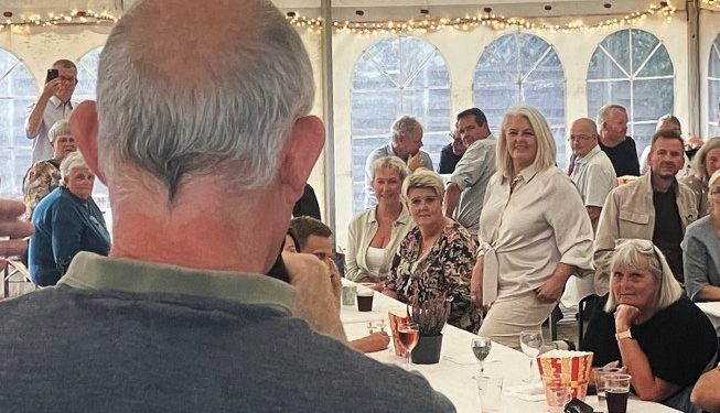 Kirsten Hjorth fik et ægte Skagen-hurra i Tversted. Foto: Palle W- Nielsen