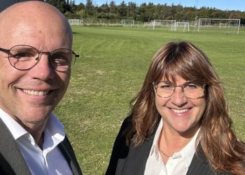 Borgmesterkandidat Per Møller og byrådsmedlem Mette Jensen fra Det Konservative Folkeparti på området bag Hirtshals Idrætscenter. Foto: Privat.