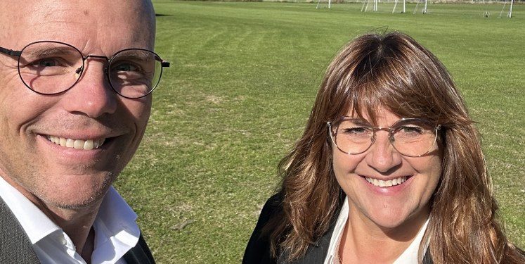 Borgmesterkandidat Per Møller og byrådsmedlem Mette Jensen fra Det Konservative Folkeparti på området bag Hirtshals Idrætscenter. Foto: Privat.