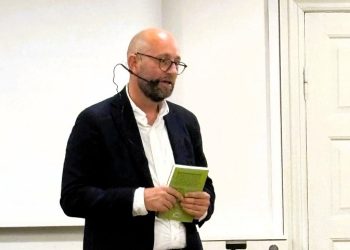 Rasmus Prehn med sin nye bog i Tornby Forsamlingshus. Foto: Privat.