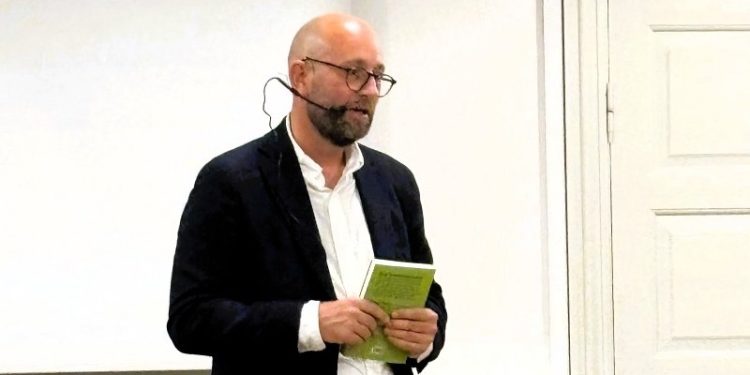 Rasmus Prehn med sin nye bog i Tornby Forsamlingshus. Foto: Privat.