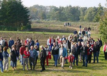 Der var en skovvandring på programmet ved indvielsen af Spejderskoven, 8. oktober 2005. Foto: Helge Jensen.