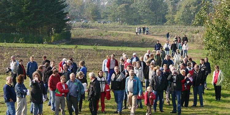 Der var en skovvandring på programmet ved indvielsen af Spejderskoven, 8. oktober 2005. Foto: Helge Jensen.