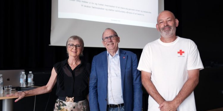 Generalsekretær for Røde Kors, Anders Ladekarl (i midten), gæstede tirsdag den 2. september Hjørring Gymnasium.