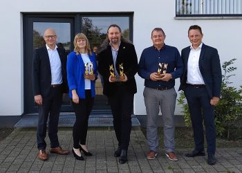 Fra venstre ses fra venstre: Mads Pedersen (Spar Nord), Produktionschef Louise Wittorff Olesen, Indehaver Morten Grove Vejlstrup, Økonomichef Kim Holm Sørensen og Kristian Thostrup (BDO). Foto: Privat.