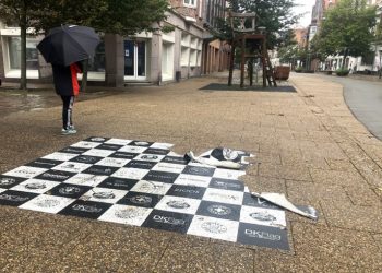 Regnen fjerner vel sagtens snart det sidste af grundlaget for at spille udendørs skak midt i Hjørring. Foto: Palle W. Nielsen