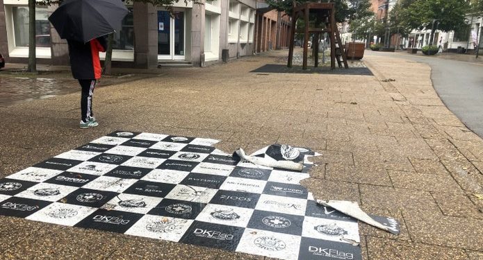 Regnen fjerner vel sagtens snart det sidste af grundlaget for at spille udendørs skak midt i Hjørring. Foto: Palle W. Nielsen