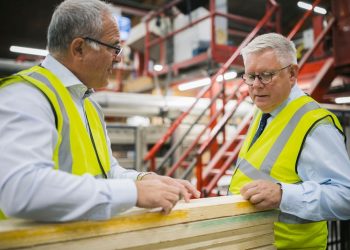 Direktør Hans Henrik von Platen-Hallermund i snak med borgmester Søren Smalbro hos Lilleheden A/S. Foto: René Stoklund.