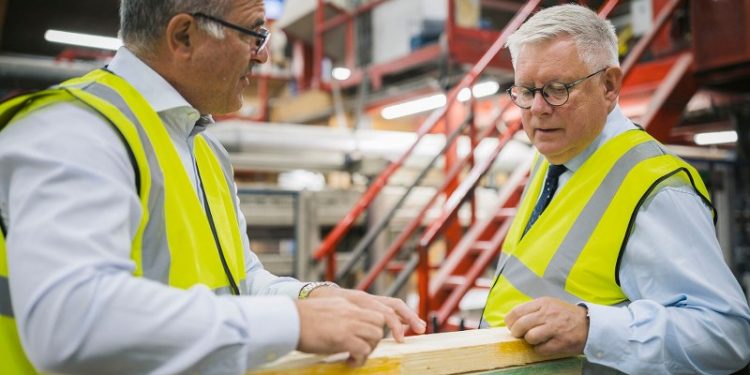 Direktør Hans Henrik von Platen-Hallermund i snak med borgmester Søren Smalbro hos Lilleheden A/S. Foto: René Stoklund.