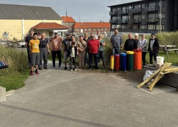 Frivillige forsamlet til fælles arbejdsdag i og omkring Den Svenske Sømandskirke i Hirtshals. Foto: Privat.