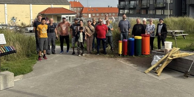 Frivillige forsamlet til fælles arbejdsdag i og omkring Den Svenske Sømandskirke i Hirtshals. Foto: Privat.
