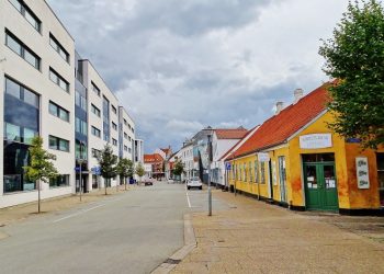 Søndergade i Hjørring. Rådhuset ses til venstre. Foto: Jørgen Johansen.