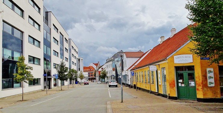 Søndergade i Hjørring. Rådhuset ses til venstre. Foto: Jørgen Johansen.