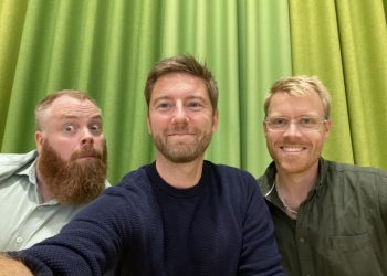 Tre socialdemokratiske tilhørere til byrådsmøde i Hjørring. I midten ses Henrik Taagaard. Til venstre er det Martin Mølbak og til højre Martin Prentow. Foto (arkiv): Privat.