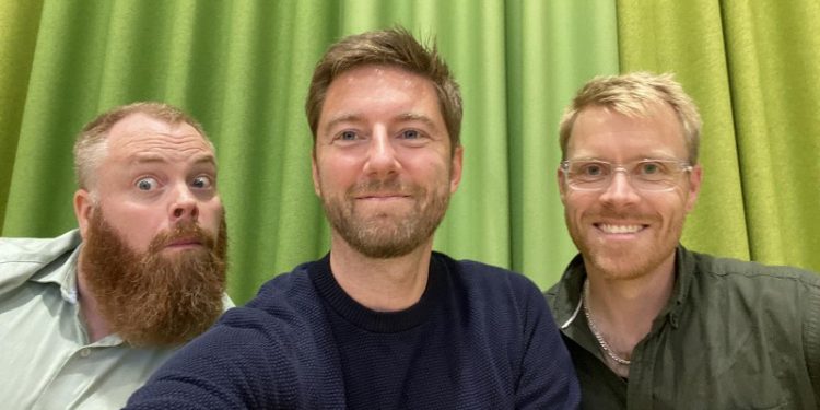 Tre socialdemokratiske tilhørere til byrådsmøde i Hjørring. I midten ses Henrik Taagaard. Til venstre er det Martin Mølbak og til højre Martin Prentow. Foto (arkiv): Privat.