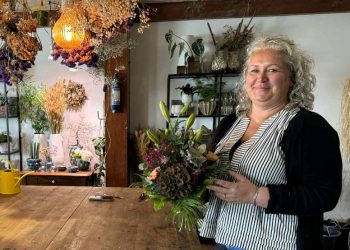 Tanja Nielsen i Blomsteratelieret overfor Husmoderstranden i Hirtshals. Foto: Niels Skipper.