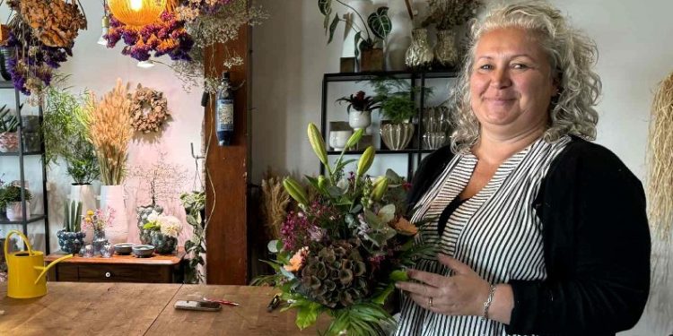 Tanja Nielsen i Blomsteratelieret overfor Husmoderstranden i Hirtshals. Foto: Niels Skipper.