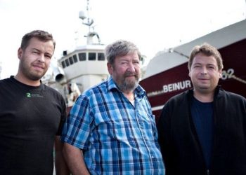 Vigar Tindskard omgivet af sønnerne Fridalvur og Runi Tindskard. Foto: Beinur A/S.