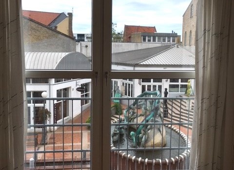 Udsigt til Springvandspladsen fra yoga-lokalet hos FOF Vendsyssel i Hjørring. Privatfoto