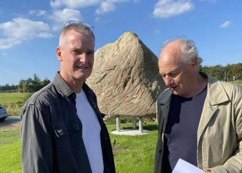 Kunstnerne Morten Lykke (th) og Søren Friis ved Vandreblokken. Foto: Privat.