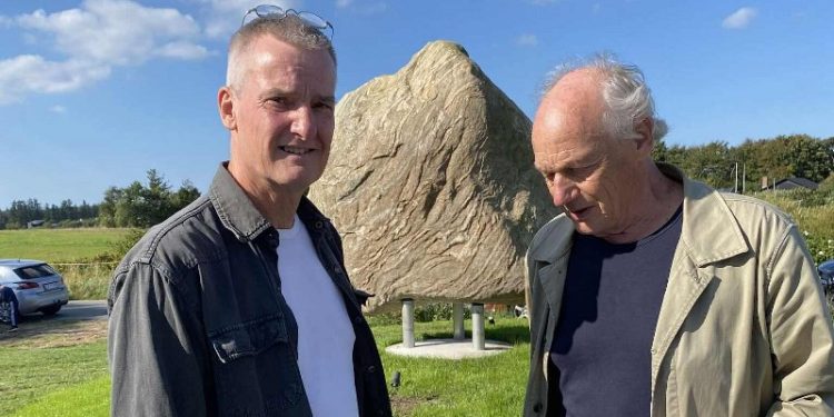 Kunstnerne Morten Lykke (th) og Søren Friis ved Vandreblokken. Foto: Privat.