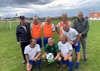 På billedet ses bagest fra venstre Erik J Nielsen, Yngve Pedersen, Thorkild Bjerre, Tage Rishøj og Erik Poder. Forrest fra venstre er det Hans E Christoffersen, Flemming Smed, Kenneth Christensen og Morten Andersen. Foto: Hirtshals Boldklub.