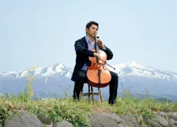 “Departures” er et smukt og tankevækkende drama: Daigo er passioneret cellist i et netop opløst orkester og rejser hjem til sin fødeby for at starte et nyt liv.  Pressefoto