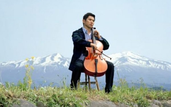“Departures” er et smukt og tankevækkende drama: Daigo er passioneret cellist i et netop opløst orkester og rejser hjem til sin fødeby for at starte et nyt liv.  Pressefoto