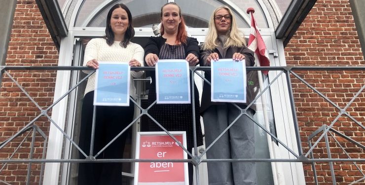 Fra venstre er Nanna, Elise og Camilla klar til at tage imod hos KFUM’s Sociale Arbejdes Retshjælp på adressen Amtsmandstoften 2 i Hjørring. Foto: Palle W. Nielsen