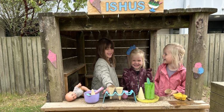 Billede fra børnehaven kollegieparken, hvor nogle af pigerne leger på legepladsen. Foto: Børnehaven Kollegieparken