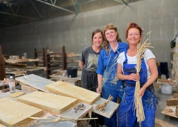 Keramikerne Mette Maya Gregersen, Lea Nielsen og Louise Gaarmann udstiller i Kornets Hus og Kornets Have deres fortolkninger af korn. Pressefoto