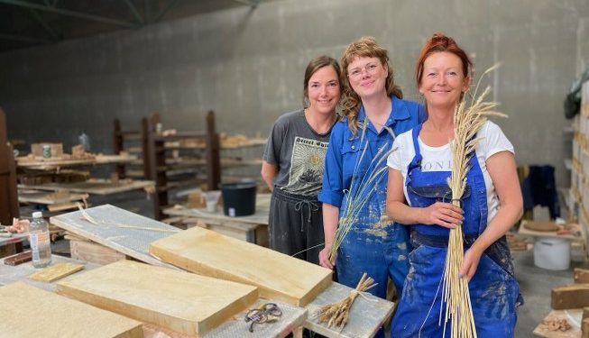 Keramikerne Mette Maya Gregersen, Lea Nielsen og Louise Gaarmann udstiller i Kornets Hus og Kornets Have deres fortolkninger af korn. Pressefoto