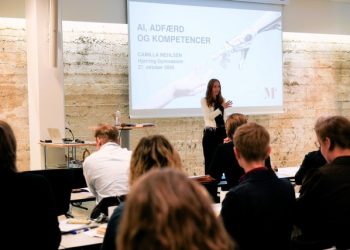 Medieekspert Camilla Mehlsen fremhævede til et AI-seminar på Hjørring Gymnasium det øgede behov for kritisk tænkning. Foto: Maria Louise Hamborg.