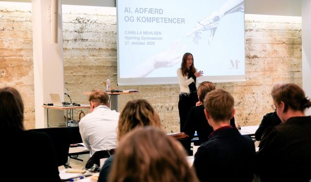 Medieekspert Camilla Mehlsen fremhævede til et AI-seminar på Hjørring Gymnasium det øgede behov for kritisk tænkning. Foto: Maria Louise Hamborg.