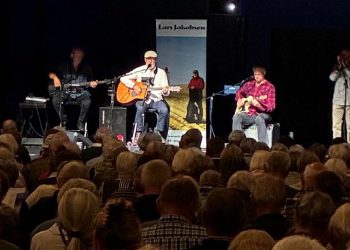 Lars Jakobsens band på scenen på Vendelbohus.