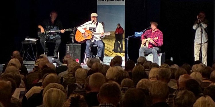 Lars Jakobsens band på scenen på Vendelbohus.