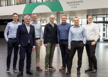 På billedet ses (fra venstre): • Jacob Guldbrandt Steffensen (Salgs & Marketingchef i Arena Nord) • Tonny Skovsted Thorup (Adm. Direktør i Arena Nord) • Rune Dam Dyhr (Regionsdirektør, Erhverv i Sparekassen Danmark) • Per Malmberg (Vicedirektør i Arena Nord) • Lars Holbæk Jespersen (Afdelingsdirektør, Erhverv i Sparekassen Danmark) • Klaus Bradsted Nielsen (Afdelingsdirektør, Privat i Sparekassen Danmark) • Anders Mortensen (Regionsdirektør, Privat i Sparekassen Danmark). Foto: Sparekassen Danmark.