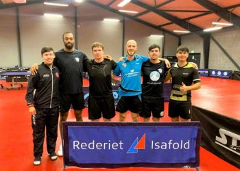 Her ses 2. divisionsspillere fra B75 foran sponsorbanneret for Rederiet Isafold. Det er en flot påmindelse om den lokale opbakning, der er med til at løfte klubben til nye højder. Foto: B75.