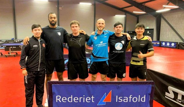 Her ses 2. divisionsspillere fra B75 foran sponsorbanneret for Rederiet Isafold. Det er en flot påmindelse om den lokale opbakning, der er med til at løfte klubben til nye højder. Foto: B75.