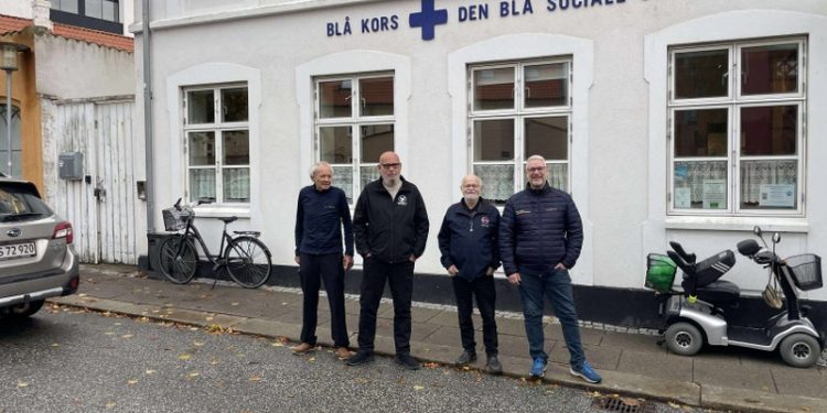 Byrådskandidaterne foran Den Blå Sociale Café i Hjørring.