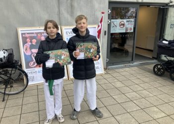 Friske børn og unge fra Tokon Hjørring Karate sælger julekalendere til fordel for Børns Vilkår. Foto: Palle W. Nielsen