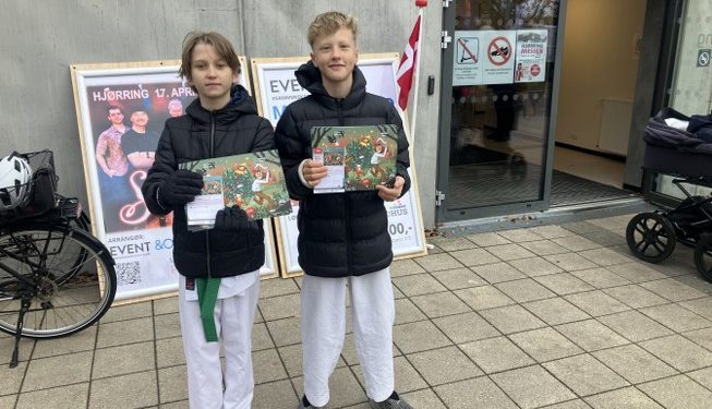 Friske børn og unge fra Tokon Hjørring Karate sælger julekalendere til fordel for Børns Vilkår. Foto: Palle W. Nielsen