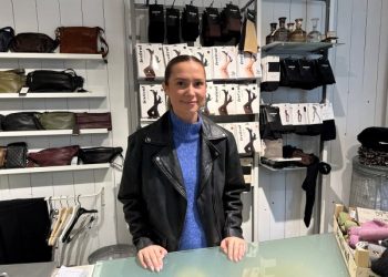 Cecilie Kjeldgård Petersen bag disken i Havkyst Hirtshals. Foto: Privat.