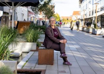 Socialdemokraten Chelina Bagger siddende i Strømgade. Foto: Privat.