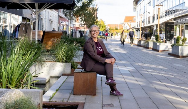 Socialdemokraten Chelina Bagger siddende i Strømgade. Foto: Privat.
