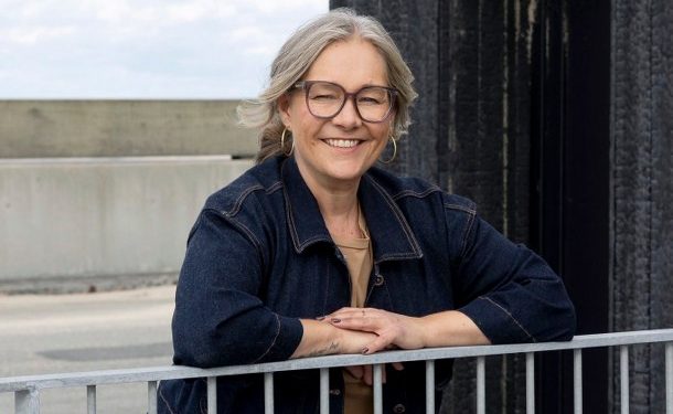 Socialdemokraten Chelina Bagger ved Det Sorte Tårn på Hirtshals Havn. Foto: Privat.